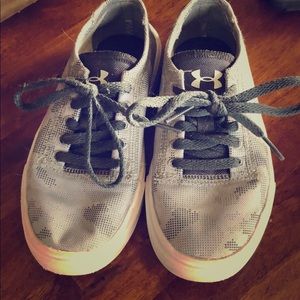 Under armour buys size 11k grey camo shoes